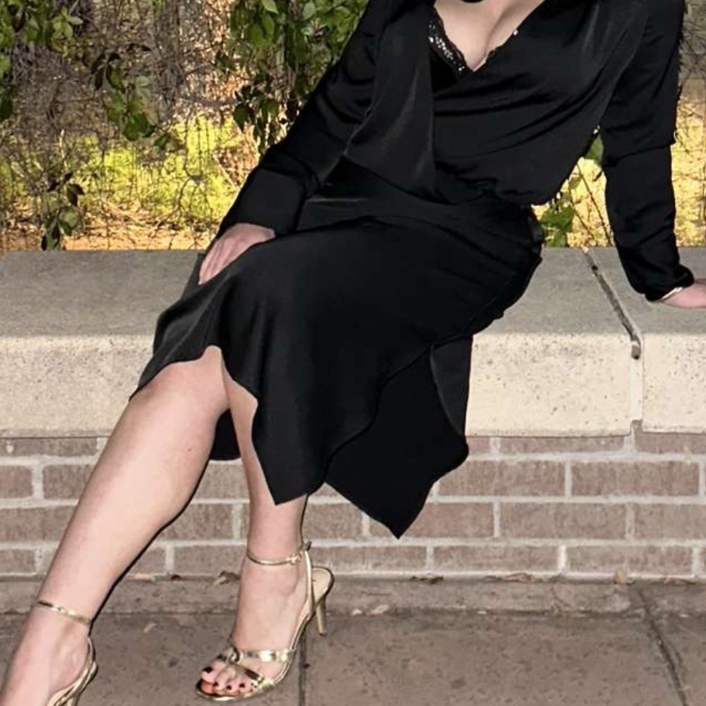 Satin skirt with slit on the side